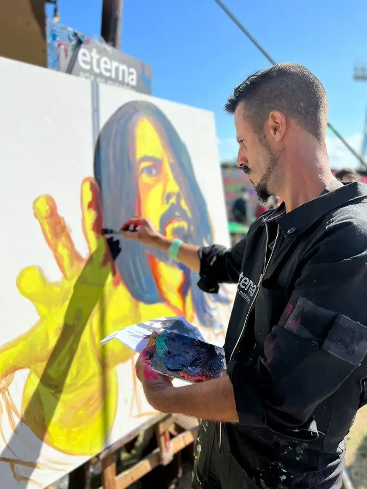 TiN fue a los tres días del Lollapalooza para pintar sus obras en vivo: logró darle a Dave Grohl el retrato y conocerlo en persona.