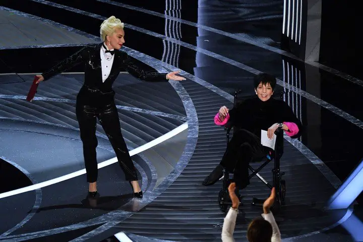 Lady Gaga y Liza Minnelli en los Oscar. "El público te ama", le dijo Gaga.Foto AFP