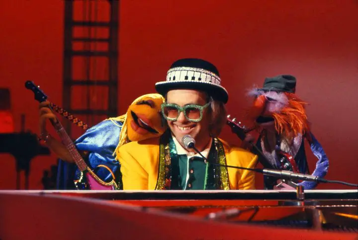 Elton John junto a músicos de The Muppets Band, en 2014.