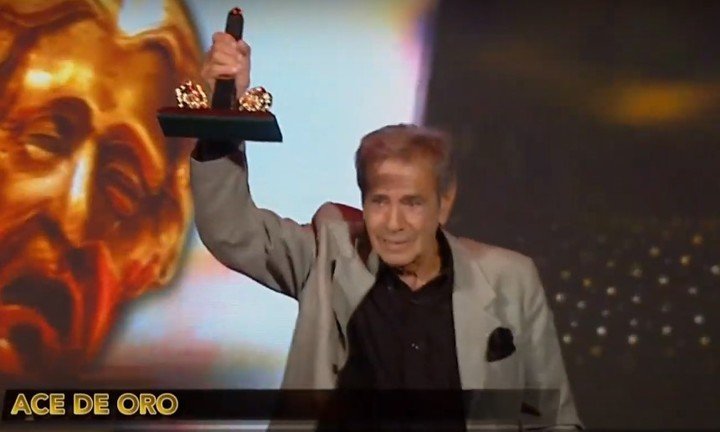 Mario Alarcón, con el premio mayor de la noche en sus manos. Captura TV
