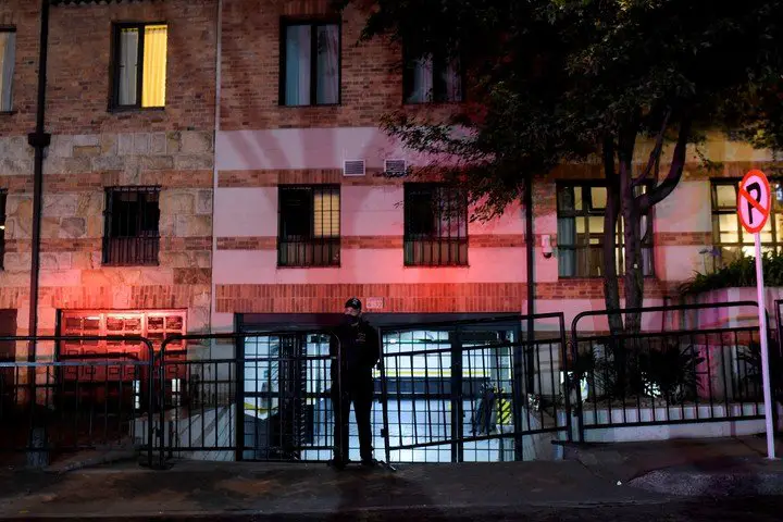 Un policía hace guardia en el frente del hotel Casa Medina, donde se hospedaba Taylor Hawkins, baterista de la banda Foo Fighters, quien falleció horas antes de su presentación en el festival Estereo Picnic, en Bogotá, Colombia. Foto: REUTERS