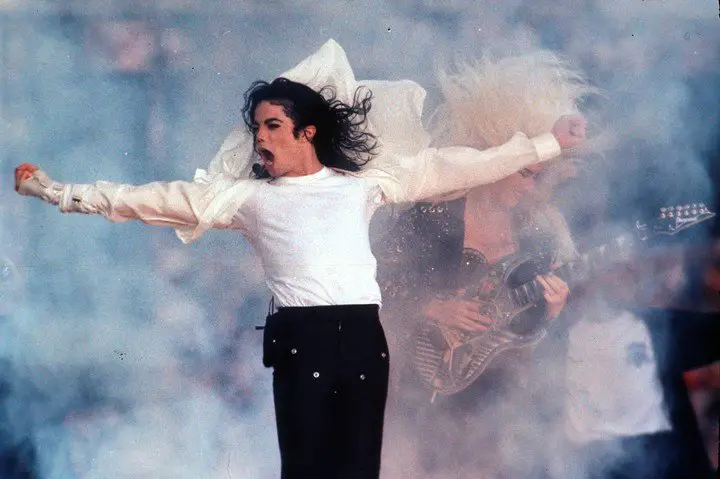 En 1993,  Michael Jackson durante el entretiempo del Super Bowl en Pasadena, California. Foto AP