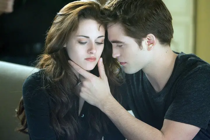 Kristen Stewart y Robert Pattinson en una escena de la película "Crepúsculo: Amanecer, Parte 2”. Foto AP
