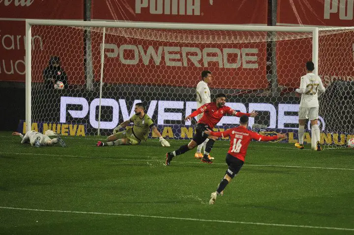 El último clásico se lo llevó el Rojo con gol de Silvio Romero. Foto: Maxi Failla.
