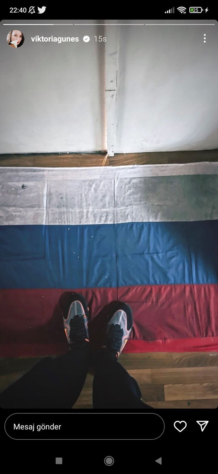 El posteo en el que pisa la bandera rusa.