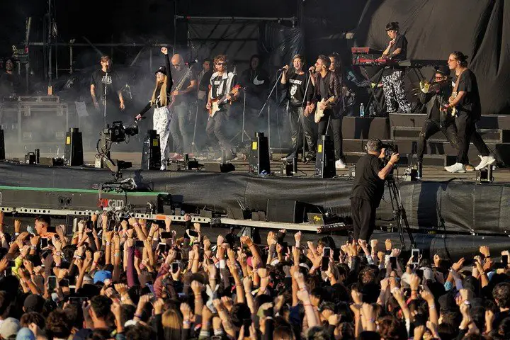 Nicki Nicole junto a los uruguayos de No Te Va Gustar. Trap, rock y feminismo. Foto Martín Bonetto