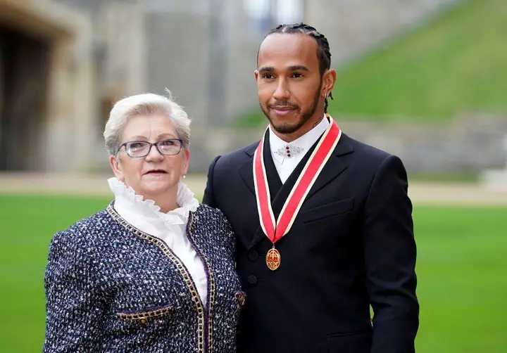 Lewis Hamilton junto a su madre, Carmen Lockhart (Foto: REUTERS).