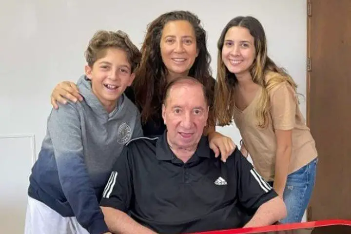 La imagen de Bilardo junto a su hija y nietos (@daniela_bilardo)