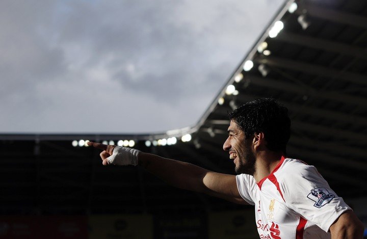 Lucho es querido en Anfield. (AFP/ADRIAN DENNIS)