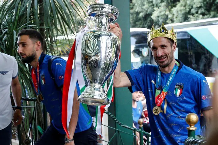 Gianluigi Donnarumma y Giorgio Chiellini con la Copa de la EURO 2020, (ANSA)
