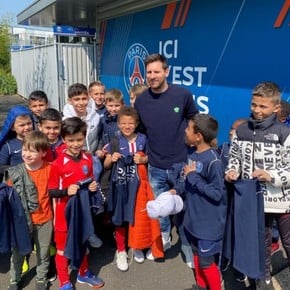 Messi junto a sus fanáticos más pequeños en Francia
