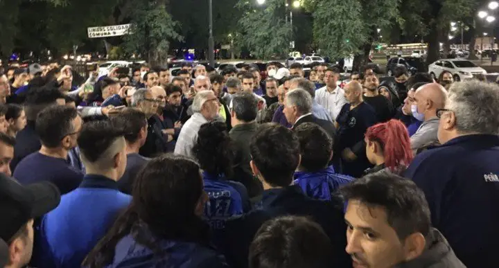 Sergio Rapisarda y otros directivos hablando con los hinchas que se acercaron a la sede de Vélez. (@sabadovelezok)