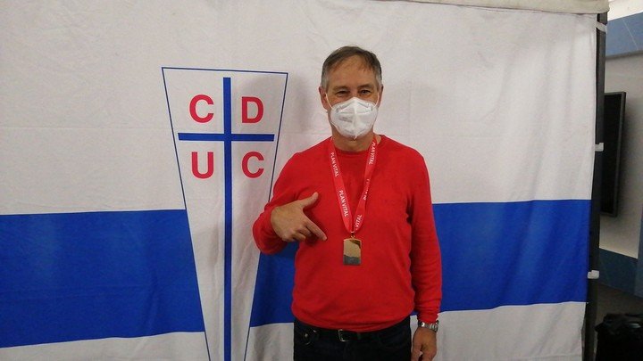 Holan posa con su medalla de campeón en 2021.