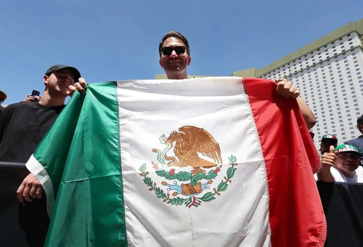 El apoyo de los mexicanos para Canelo. (AFP)