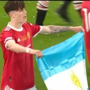 Garnacho festejó el título con la bandera argentina en el Old Trafford