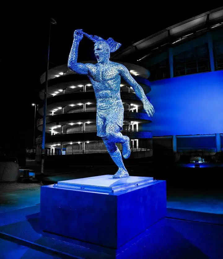 La estatua de Sergio Agüero en Manchester. (@ManCityES)