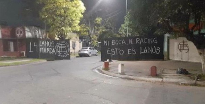 Las pintadas que aparecieron en Lanús: no quieren la semi de Boca-Racing. (IG @magazinegranate)