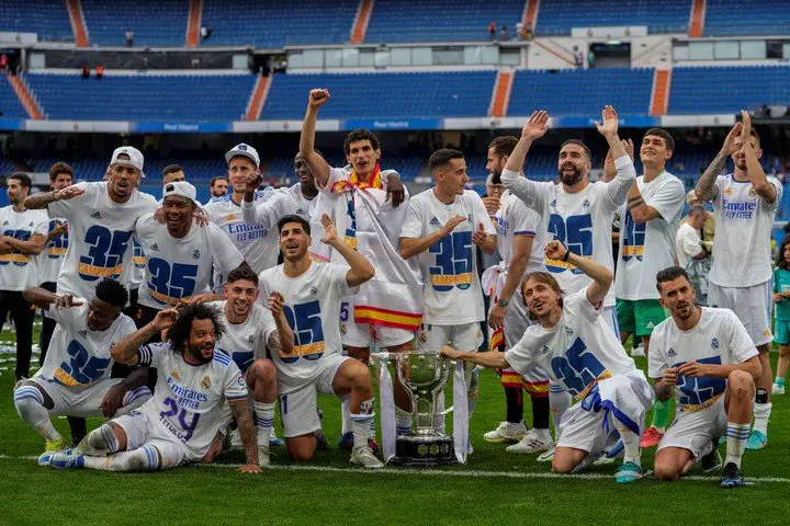 Los jugadores del Real Madrid celebrando el título de LaLiga. (Foto: AP/Bernat Armangue)