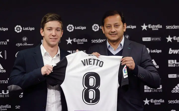 Anil Murthy junto al argentino Luciano Vietto en 2018.