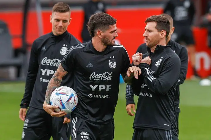 De Paul y Messi, divertidos en la práctica. Foto: EFE.
