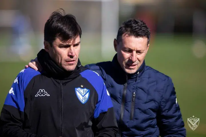 El Cacique Medina junto a Bassedas, en su primera práctica como técnico de Vélez. (Prensa Vélez)