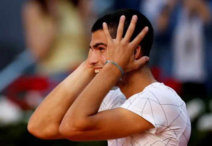 La imagen de felicidad de Carlos Alcaraz tras vencer a Nadal (REUTERS/Juan Medina).