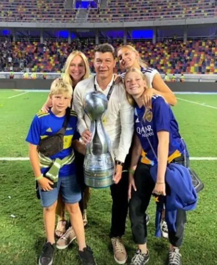 Battaglia con su familia y el trofeo de la Copa Argentina.