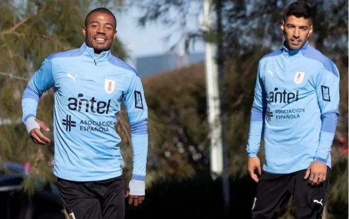 Luis Suárez y Nico de la Cruz, en el entrenamiento del martes pasado de la Selección uruguaya.