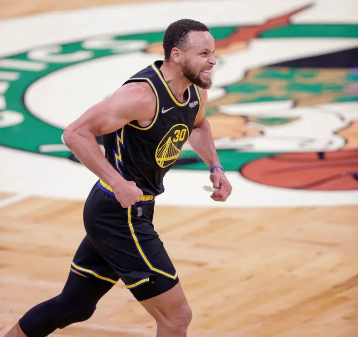Curry vulneró a la defensa de Boston. (AP)