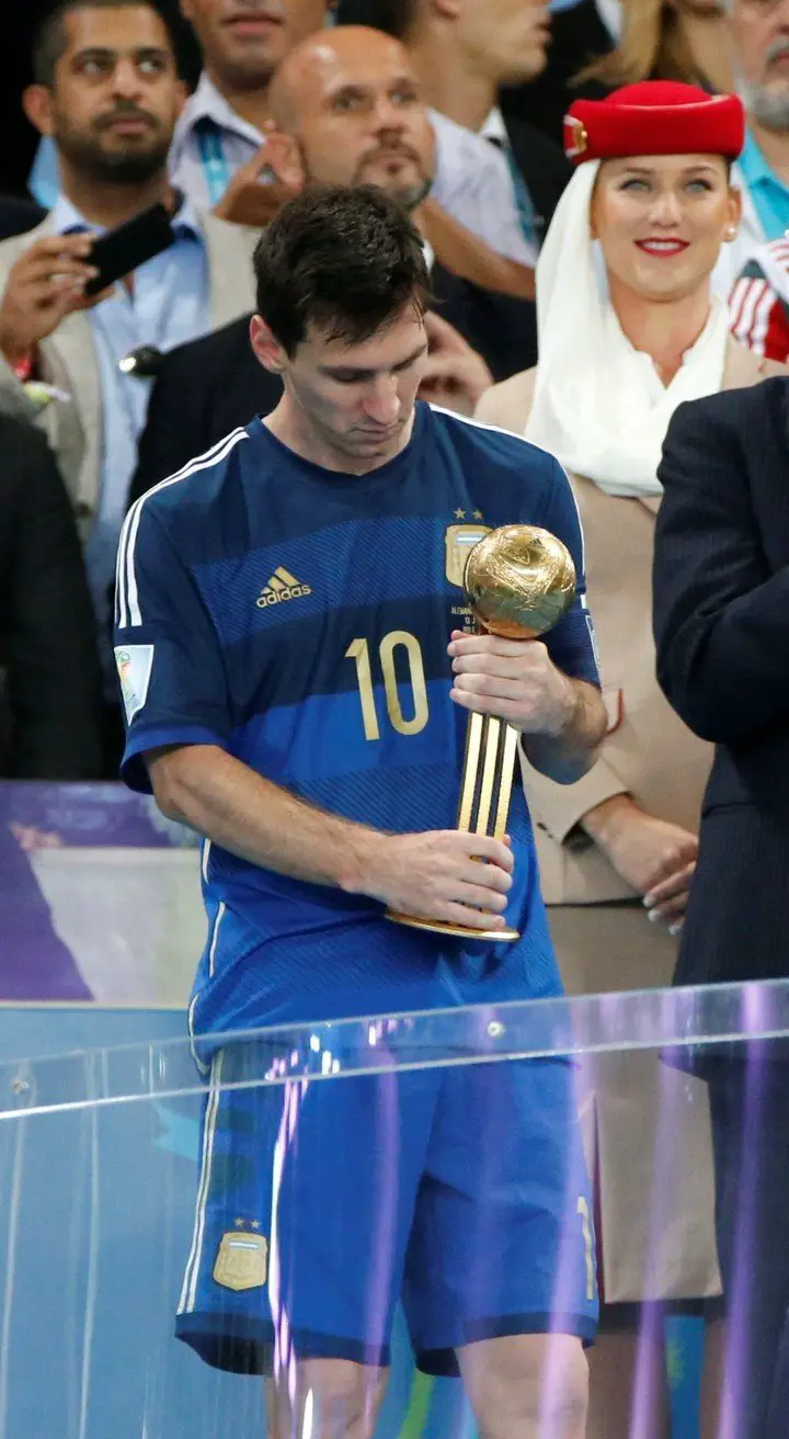 Messi junto al premio que ganó en Brasil 2014