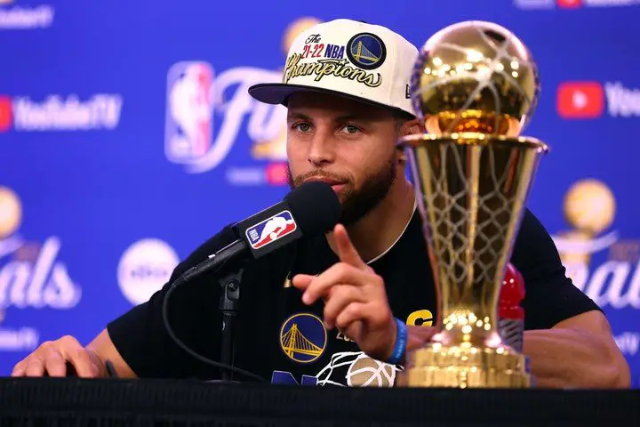 Stephen Curry fue elegido MVP de las Finales. (AFP)