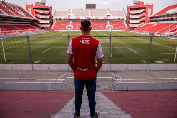 Iván Marcone, en la tribuna a la que solía ir como hincha: la Miguel Santoro baja. (Foto: Prensa Independiente)