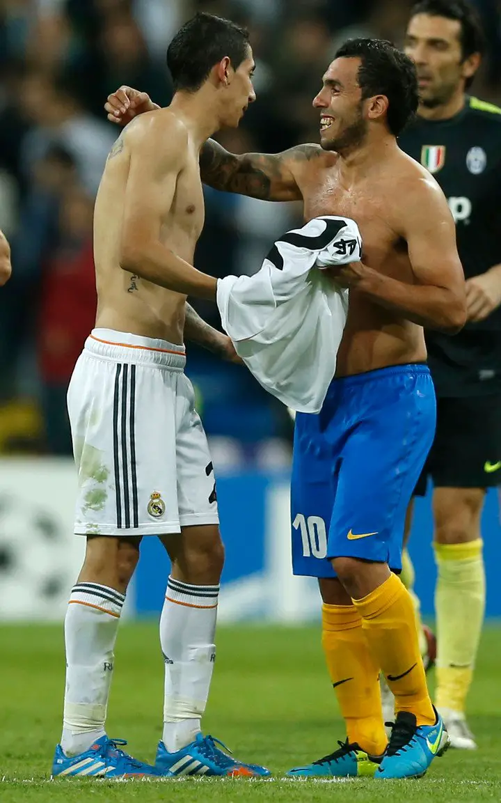 Tevez cambia su camiseta con Di María al finalizar un Real Madrid-Juventus.