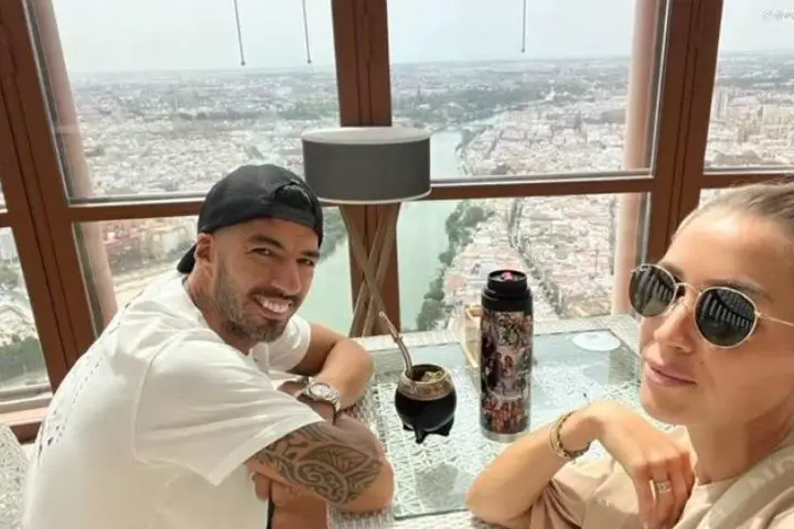 Luis Suárez, de vacaciones junto a Sofía Balbi, su pareja. River espera. Instagram.