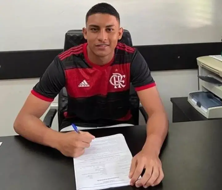 Dyogo firmó su primer contrato profesional con Flamengo.