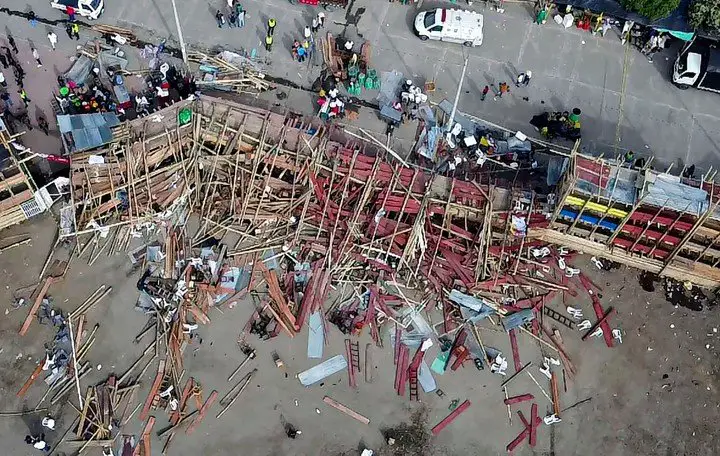 Vista aérea de la tribuna colapsada.