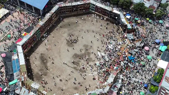 Vista aérea de la tribuna colapsada.