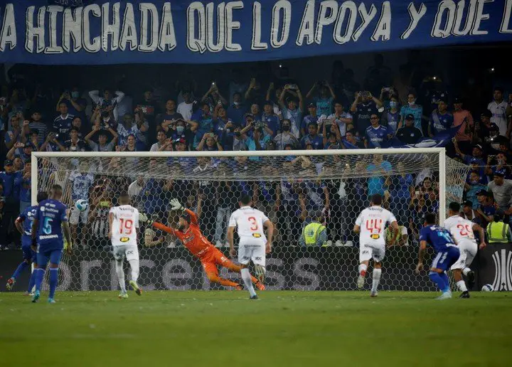 Sebastián Rodríguez pateó el penal y la clavó en el ángulo para el 1-1 entre Emelec y Corinthians. (REUTERS).