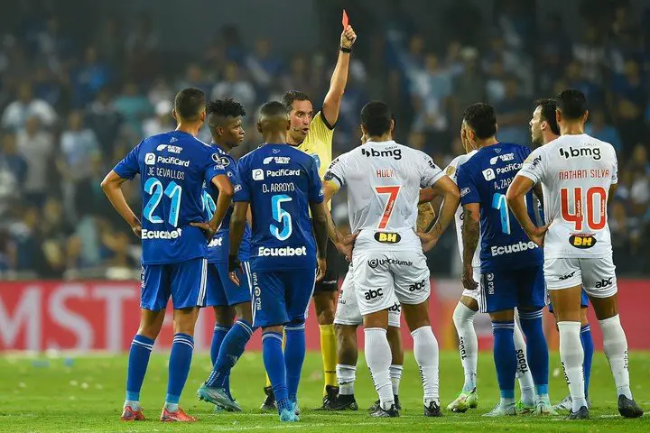 Fernando Rapallini le muestra la roja a Allan, del Mineiro: no podrá jugar la revancha. (AFP)