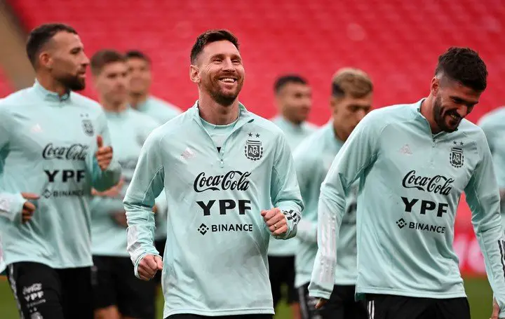 La sonrisa de Messi en Londres. EFE/EPA/ANDY RAIN