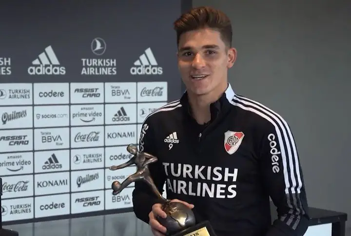 Julián Álvarez con su premio al mejor jugador del continente en 2021.