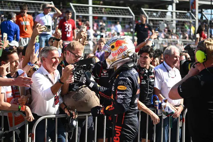 El festejo de Max Verstappen con su gente. (AFP)