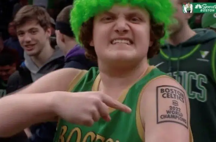 Un fanático festejó antes de tiempo y se tatuó a los Celtics campeones. (@mevvybear)