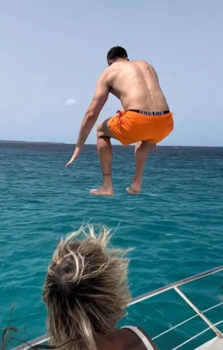 El arquero de la Selección y un salto al mar (Instagram).