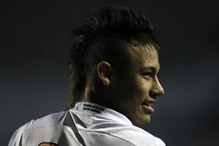 Neymar brilló en Santos y el Barsa lo compró por una cifra millonaria.
