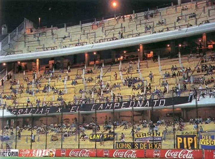 La bandera negra en la tribuna de la Bombonera. Fue el 16 de diciembre de 1995.