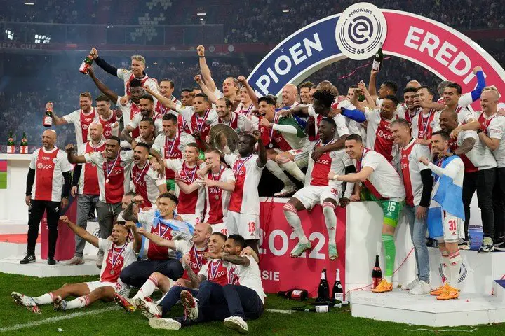 El festejo del Ajax campeón de Liga 2022. Foto: AP /Peter Dejong