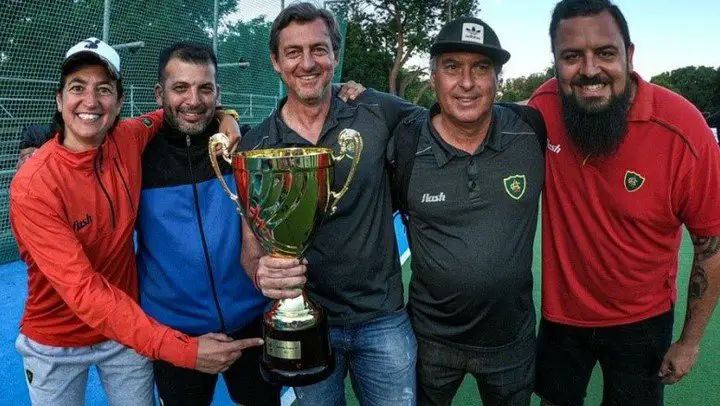Ferrara, campeón del Metro 2019 con Lomas; a la izquierda, Ale Gulla, también asistente en Leonas.