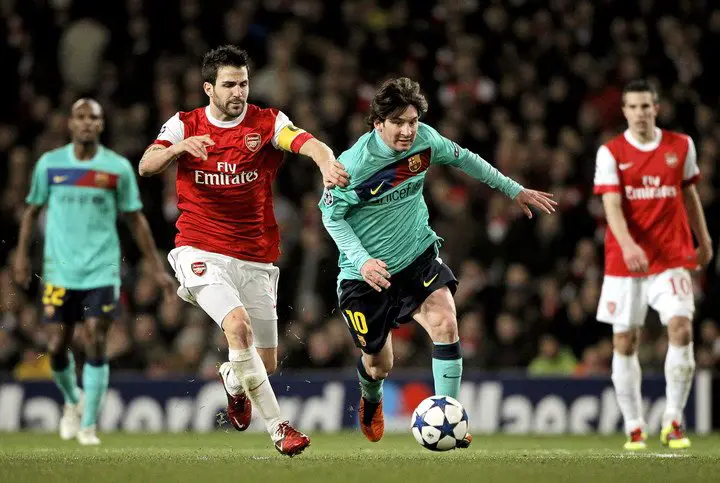 Cesc Fabregas, capitán de Arsenal, marcando a Lionel Messi en un partido de UEFA Champions League en 2011 (Foto: EFE).