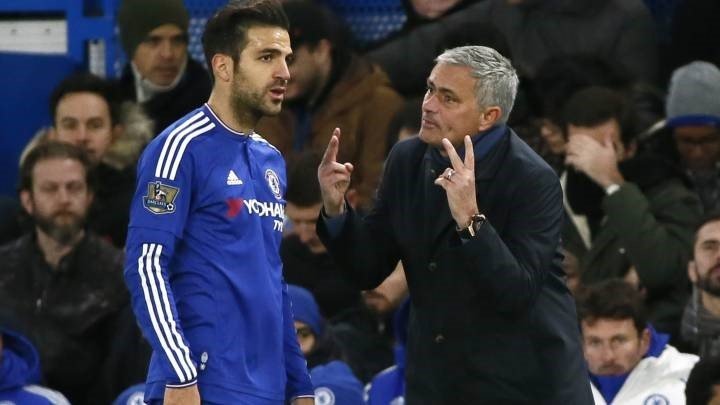 Cesc Fábregas recibiendo indicaciones de José Mourinho durante su paso por Chelsea (Foto: REUTERS).